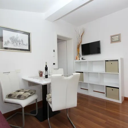 Apartment Beeindruckendes Nur 10 Gehminuten Zum Von Mit Grill Rovinj